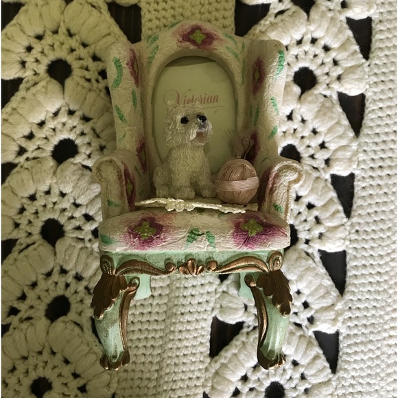 DEZINE Vintage Cottagecore Ceramic Comfy Chair Picture Frame - Picture 8 of 16